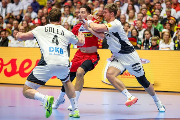 17 01 2026, Handball, Men s EHF EURO 2026, Germany Serbia, Jyske Bank Boxing in Herning, Denmark, Preliminary Round Johannes Golla Germany 04 Franz Semper Germany 32 defend against Lazar Kukic Serbia 24 Denmark