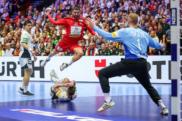 17 01 2026, Handball, Men s EHF EURO 2026, Germany Serbia, Jyske Bank Boxen in Herning, Denmark, Preliminary Round Vanja Ilic Serbia 21 throws at the goal of David Späth Germany 01 who parries the ball Denmark