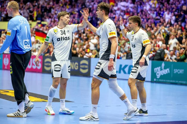 17 01 2026, Handball, Men s EHF EURO 2026, Germany Serbia, Jyske Bank Boxing in Herning, Denmark, Preliminary Round Rune Dahmke Germany 34 Julian Köster Germany 18 Renars Uscins Germany 23 cheering Denmark