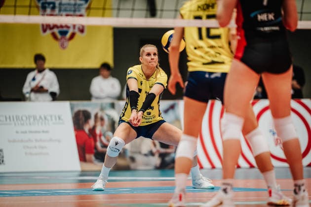 Volleyball Women Season 2025 2026 Volleyball Bundesliga ETV Hamburger Volksbank Volleys vs SSC Palmberg Schwerin 17 01 2026 Annegret Hölzig 11, SSC Palmberg Schwerin takes the ball Hamburg CU Arena Hamburg Germany
