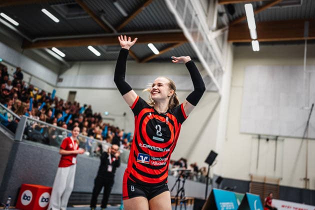 Volleyball Women Season 2025 2026 Volleyball Bundesliga ETV Hamburger Volksbank Volleys vs SSC Palmberg Schwerin 17 01 2026 Zoe Konjer 8, ETV Hamburger Volksbank Volleys runs into the arena Hamburg CU Arena Hamburg Germany