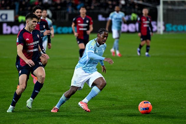 Juventus FC s Jonathan David in action during the Serie A soccer match between Cagliari Calcio and Juventus FC at the Unipol Domus in Cagliari, Sardinia - Saturday, 17th January 2026. - Soccer  Copyright: xGianlucaxZuddas LaPressex
