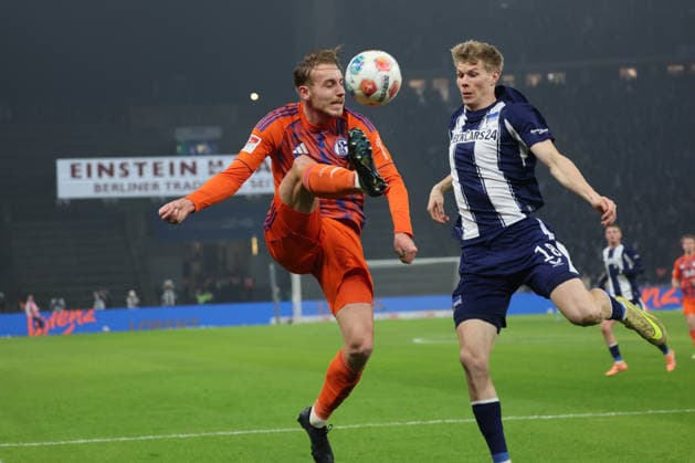2 Soccer Bundesliga, Hertha BSC Bielefeld Timo Becker Schalke, 5 in a duel with Luca Schuler Hertha, 18 , during the match in the 2 Soccer Bundesliga, Hertha BSC Berlin Schalke 04, 17 01 2026 in Berlin, Olympiastadion DFB regulations prohibit any use of photographs as image sequences and or quasi video Copyright: xBEAUTIFULxSPORTS Frankex