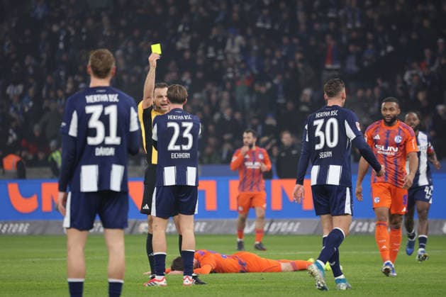 2 Soccer Bundesliga, Hertha BSC Bielefeld Yellow, the yellow card, Kennet Eichhorn Hertha, 23 receives the yellow card from referee Referee Wolfgang Haslberger, during the match in the 2 Soccer Bundesliga, Hertha BSC Berlin Schalke 04, 17 01 2026 in Berlin, Olympiastadion DFB regulations prohibit any use of photographs as image sequences and or quasi video Copyright: xBEAUTIFULxSPORTS Frankex