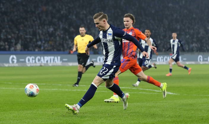 Marten Winkler on the ball, Mika Wallentowitz duel Match scene Action Sport Soccer Football DFL 2 Bundesliga Men 18 Matchday Season 2025 2026 17 01 2026 Hertha BSC Berlin vs FC Schalke 04 S04 DFL regulations prohibit any use of photographs as image sequences and or quasi video