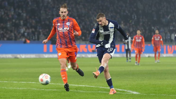 Timo Becker, Michael Cuisance on the ball duel Match scene Action Sport Football Soccer DFL 2 Bundesliga Men 18 Matchday Season 2025 2026 17 01 2026 Hertha BSC Berlin vs FC Schalke 04 S04 DFL regulations prohibit any use of photographs as image sequences and or quasi video