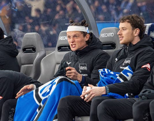 Soccer, Men, Season 2025 2026, 2 Bundesliga 18 Matchday , Hertha BSC FC Schalke 04, f l Fabian Reese Hertha BSC , Pascal Klemens Hertha BSC on the bench, 17 01 2026, Copyright: xSebastianxRäppold MatthiasxKochx