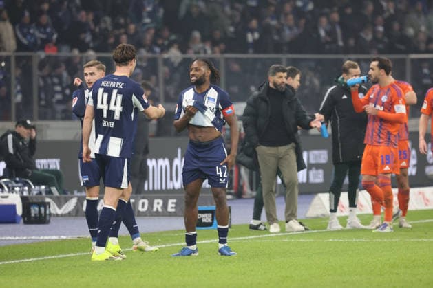 2 Soccer Bundesliga, Hertha BSC Bielefeld Linus Gechter Hertha, 44 in conversation with Deyovaisio Zeefuik Hertha, 42 , during the match in the 2 Soccer Bundesliga, Hertha BSC Berlin Schalke 04, 17 01 2026 in Berlin, Olympiastadion DFB regulations prohibit any use of photographs as image sequences and or quasi video Copyright: xBEAUTIFULxSPORTS Frankex
