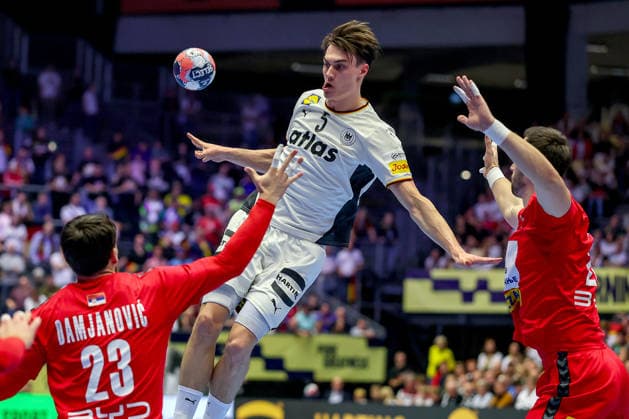 17 01 2026, Handball, Men s EHF EURO 2026, Germany Serbia, Jyske Bank Boxing in Herning, Denmark, Preliminary Round Miro Schluroff Germany 05 in a duel against Aljosa Damjanovic Serbia 23 Denmark