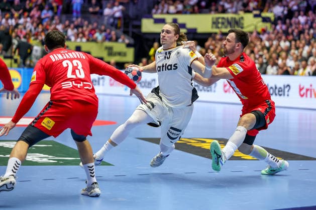 17 01 2026, Handball, Men s EHF EURO 2026, Germany Serbia, Jyske Bank Boxing in Herning, Denmark, Preliminary Round Juri Knorr Germany 15 in a duel against Aljosa Damjanovic Serbia 23 Uros Kojadinovic Serbia 15 Denmark