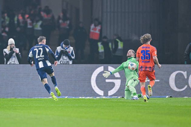 17 01 2026, Soccer, 2 Bundesliga, Season 2025 2026, Matchday 18, Hertha BSC FC Schalke 04, Marten Winkler Hertha BSC , Goalkeeper Loris Karius FC Schalke 04 xRHR PHOTO YYx Copyright: KROEGER RHR-FOTOx RHR-FOTO YY