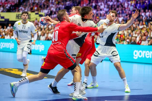 17 01 2026, Handball, Men s EHF EURO 2026, Germany Serbia, Jyske Bank Boxing in Herning, Denmark, Preliminary Round Stefan Dodic Serbia 40 in duel against Renars Uscins Germany 23 Denmark