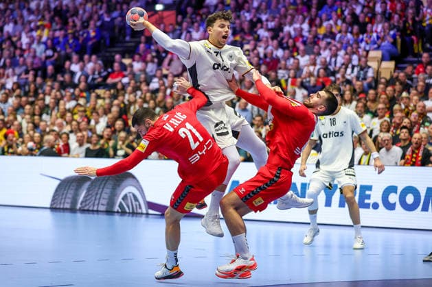 17 01 2026, Handball, Men s EHF EURO 2026, Germany Serbia, Jyske Bank Boxing in Herning, Denmark, Preliminary Round Marko Grgic Germany 71 in a duel against Vanja Ilic Serbia 21 Uros Kojadinovic Serbia 15 Denmark