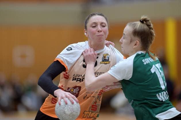 Lara Eckhardt VfL Waiblingen 96 on the ball and Juliana Wagner SG 09 Kirchhof 15 , GER, SG 09 Kirchhof VfL Waiblingen, Handball, 2 Bundesliga Women, Matchday 14, Season 2025 2026, 17 01 2026, GER, SG 09 Kirchhof VfL Waiblingen, Handball, 2 Bundesliga Women, Matchday 14, Season 2025 2026, date Melsungen Copyright: xEibner-Pressefotox xRolandxSippelx EP_RSL
