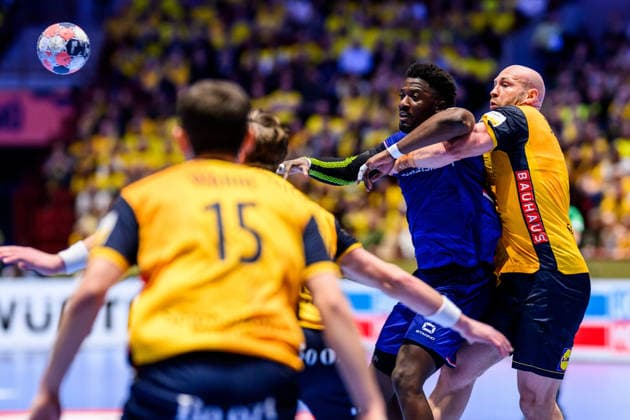 260117 Reinier Taboada of Netherlands and Oscar Bergendahl of Sweden during the EHF European Handball Championship handball match between Sweden and the Netherlands on January 17, 2026 in Malmö handball handball handballs em 2026 sverige sweden nederländerna netherlands ehf european handball championship sverige bbeng bbauto  Copyright: MATHILDAxSCHULER BB260117MA231