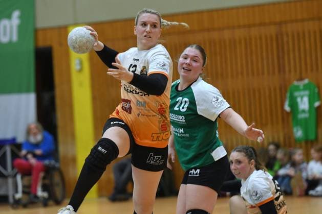 Samira Brand VfL Waiblingen 13 on the ball , Luisa Krueger SG 09 Kirchhof 20 R , GER, SG 09 Kirchhof VfL Waiblingen, Handball, 2 Bundesliga Women, Matchday 14, Season 2025 2026, 17 01 2026, GER, SG 09 Kirchhof VfL Waiblingen, Handball, 2 Bundesliga Women, Matchday 14, Season 2025 2026, date Melsungen Copyright: xEibner-Pressefotox xRolandxSippelx EP_RSL
