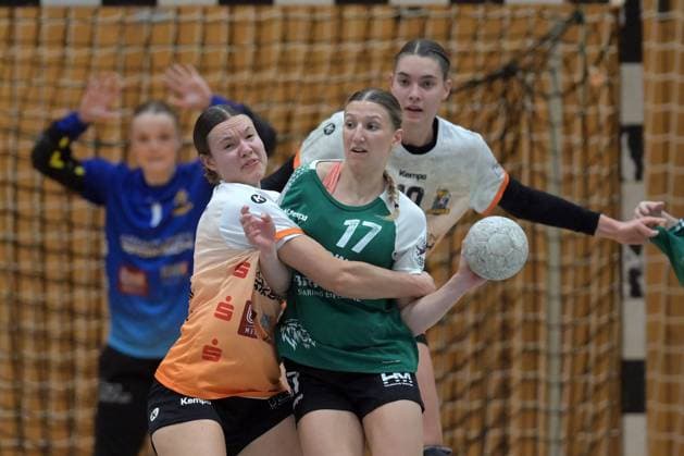 Lena Klinger VfL Waiblingen 11 L , Hannah Berk SG 09 Kirchhof 17 on the ball , Isabel Kattner VfL Waiblingen 10 at the back in defense, Sarah Norregaard Thomsen goalkeeper VfL Waiblingen 1 L, at the back , GER, SG 09 Kirchhof VfL Waiblingen, Handball, 2 Bundesliga Women, Matchday 14, Season 2025 2026, 17 01 2026, GER, SG 09 Kirchhof VfL Waiblingen, Handball, 2 Bundesliga Women, Matchday 14, Season 2025 2026, date Melsungen Copyright: xEibner-Pressefotox xRolandxSippelx EP_RSL