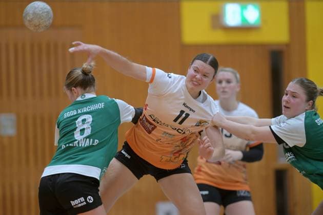 Lena Klinger VfL Waiblingen 11 on throw Marie Sauerwald SG 09 Kirchhof 8 , Luisa Krueger SG 09 Kirchhof 20 R , GER, SG 09 Kirchhof VfL Waiblingen, Handball, 2 Bundesliga Women, Matchday 14, Season 2025 2026, 17 01 2026, GER, SG 09 Kirchhof VfL Waiblingen, Handball, 2 Bundesliga Women, Matchday 14, Season 2025 2026, date Melsungen Copyright: xEibner-Pressefotox xRolandxSippelx EP_RSL