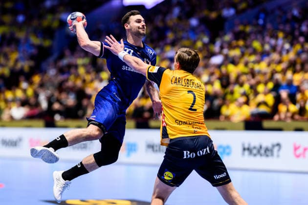 260117 Dani Baijens of Netherlands and Jonathan Carlsbogard of Sweden during the EHF European Handball Championship handball match between Sweden and the Netherlands on January 17, 2026 in Malmö handball handball handballs em 2026 sverige sweden nederländerna netherlands ehf european handball championship sverige bbeng bbauto  Copyright: MATHILDAxSCHULER BB260117MA233