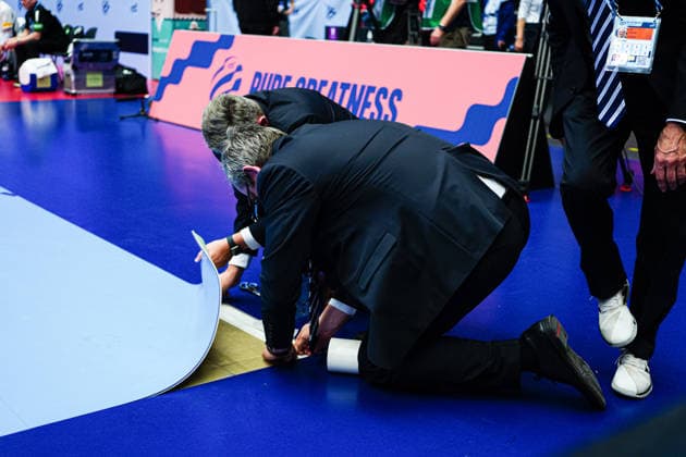 Spielunterbrechung, Spielfeld muss repariert werden DEN, Serbien vs. Deutschland, Handball, EHF Europameisterschaft 2026, Gruppe A, Spieltag 2, 17.01.2026 DEN, Serbien vs. Deutschland, Handball, EHF Europameisterschaft 2026, Gruppe A, Spieltag 2, 17.01.2026 Herning *** Interruption of play, pitch needs to be repaired DEN, Serbia vs Germany, Handball, EHF European Championship 2026, Group A, Matchday 2, 17 01 2026 DEN, Serbia vs Germany, Handball, EHF European Championship 2026, Group A, Matchday 2, 17 01 2026 Herning Copyright: xEibner-Pressefoto MarcelxvonxFehrnx EP_MFN