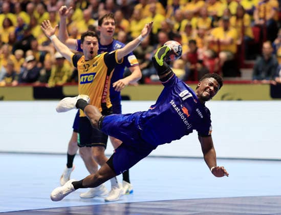 MALMÖ, SWEDEN 20260117 Reinier Taboada of the Netherlands scores during the group stage match of the European Handball Championship between Sweden and the Netherlands in Malmö Arena, Malmö, Sweden, January 17, 2026 MALMÖ SWEDEN x10600x  Copyright: xAndreasxHillergren TTx HANDBOLLS-EM 2026 SVERIGE-NEDERLÄNDERNA