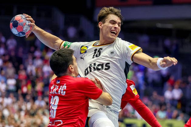 17 01 2026, Handball, Men s EHF EURO 2026, Germany Serbia, Jyske Bank Boxing in Herning, Denmark, Preliminary Round Julian Köster Germany 18 in a duel against Nemanja Ilic Serbia 19 Denmark