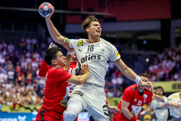 17 01 2026, Handball, Men s EHF EURO 2026, Germany Serbia, Jyske Bank Boxing in Herning, Denmark, Preliminary Round Julian Köster Germany 18 in a duel against Nemanja Ilic Serbia 19 Denmark