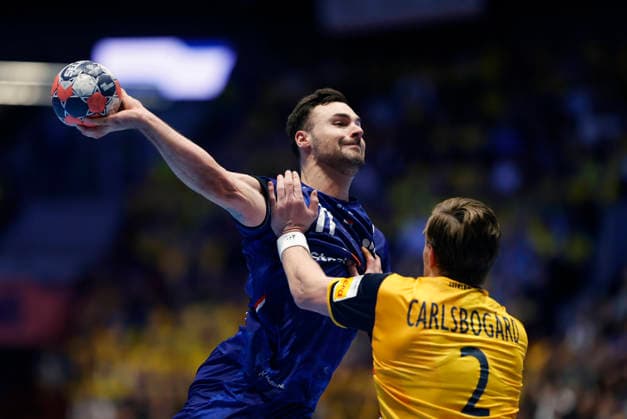 MALMÖ, SWEDEN 20260117 Netherland s Dani Baijens against Sweden s Jonathan Carlsbogard during the 2026 EHF European Men s Handball Championship the EHF Euro 2026 match between Sweden and Netherlands, at Malmo Arena in Malmo, Sweden, on January 17, 2026 MALMÖ SWEDEN x10600x  Copyright: xAndreasxHillergren TTx EHF EURO 2026 SWEDEN-NETHERLANDS