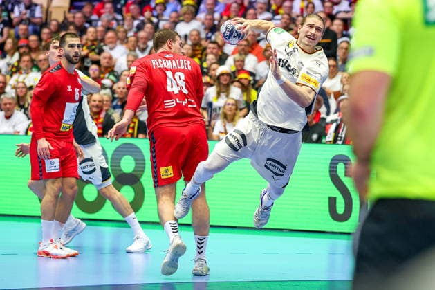 17 01 2026, Handball, Men s EHF EURO 2026, Germany Serbia, Jyske Bank Boxen in Herning, Denmark, Preliminary Round Juri Knorr Germany 15 throws on goal Timeout prevents the goal Denmark