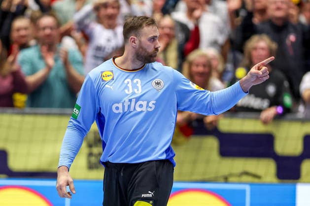17 01 2026, Handball, Men s EHF EURO 2026, Germany Serbia, Jyske Bank Boxing in Herning, Denmark, Preliminary Round Andreas Wolff Germany 33 cheering Denmark