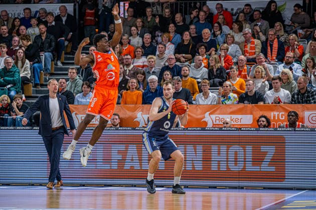 1 Basketball Bundesliga, easyCredit BBL, Season 2025 2026, Men, Main Round, Matchday 16, 17 01 2026, RASTA Vechta ALBA Berlin Malte Delow 6 ALBA BERLIN in action Vechta RASTA Dome Lower Saxony Germany