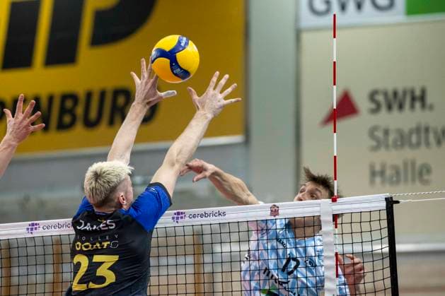 1 Volleyball Bundesliga Season 2025 2026 Cerebricks Volley Goats Mitteldeutschland vs ASV Dachau Halle, Germany January 17, 2026 Pictured from left Samuel Schellenberg Bitterfeld and William Kuhns Dachau Halle Saale swh Arena Sachsen Anhalt Germany