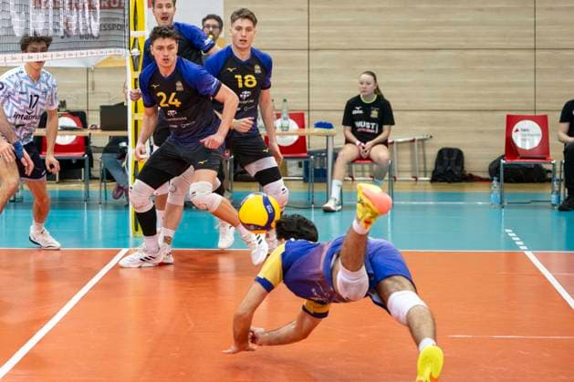 1 Volleyball Bundesliga Season 2025 2026 Cerebricks Volley Goats Mitteldeutschland vs ASV Dachau Halle, Germany January 17, 2026 Pictured from left Clay Wieter Bitterfeld , Dax Tompkins Bitterfeld and Arshia Feizollahi Bitterfeld with ball, Halle Saale swh Arena Sachsen Anhalt Germany