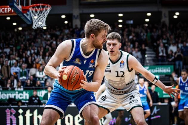 Till Pape Skyliners Frankfurt in duel with Marten Linssen Gladiators Trier , Vet Concept Gladiators Trier vs Skyliners Frankfurt, Basketball, easyCredit BBL, Matchday 16, Season 2025 2026, 17 01 2026 Vet Concept Gladiators Trier vs Skyliners Frankfurt, Basketball, easyCredit BBL, Matchday 16, Season 2025 2026, 17 01 2026 Copyright: xEibner-Pressefoto AlexanderxNeisx EP_ANS
