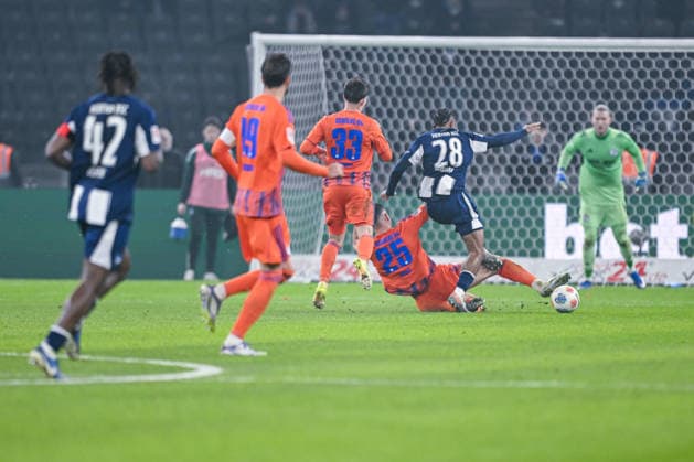 17 01 2026, Soccer, 2 Bundesliga, Season 2025 2026, Matchday 18, Hertha BSC FC Schalke 04, Nikola Katic FC Schalke 04 saves xRHR PHOTO YYx Copyright: KROEGER RHR-FOTOx RHR-FOTO YY