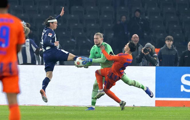 Fabian Reese, Goalkeeper Loris Karius, Soufiane El Faouzi duel Match scene Action Sport Soccer Football DFL 2 Bundesliga Men 18 Matchday Season 2025 2026 17 01 2026 Hertha BSC Berlin vs FC Schalke 04 S04 DFL regulations prohibit any use of photographs as image sequences and or quasi video