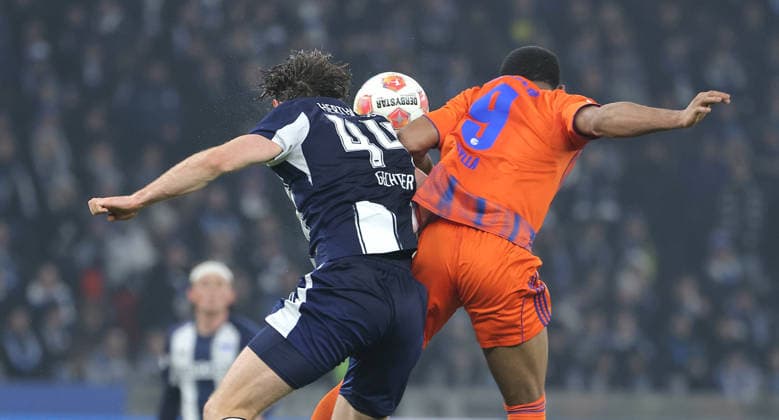 Linus Gechter, Moussa Sylla duel match scene Action Sport Football Soccer DFL 2 Bundesliga Men 18 Matchday Season 2025 2026 17 01 2026 Hertha BSC Berlin vs FC Schalke 04 S04 DFL regulations prohibit any use of photographs as image sequences and or quasi video