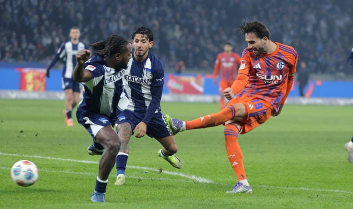 Deyovaisio Zeefuik, Kenan Karaman on the ball duel match scene action sport soccer soccer DFL 2 Bundesliga Men 18 Matchday Season 2025 2026 17 01 2026 Hertha BSC Berlin vs FC Schalke 04 S04 DFL regulations prohibit any use of photographs as image sequences and or quasi video