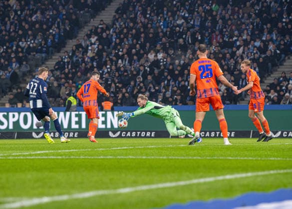 Soccer, Men, Season 2025 2026, 2 Bundesliga 18 Matchday , Hertha BSC FC Schalke 04, f l Marten Winkler Hertha BSC , Adrian Gantenbein Schalke , Goalkeeper Loris Karius Schalke , Nikola Katic Schalke , Timo Becker Schalke , 17 01 2026, Copyright: xSebastianxRäppold MatthiasxKochx