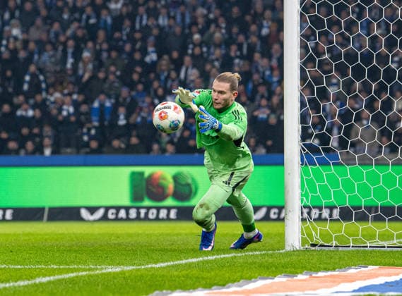 Soccer, Men, Season 2025 2026, 2 Bundesliga 18 Matchday , Hertha BSC FC Schalke 04, Goalkeeper Loris Karius Schalke saves a shot, 17 01 2026, Copyright: xSebastianxRäppold MatthiasxKochx