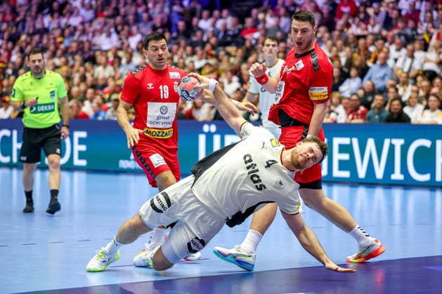 17 01 2026, Handball, Men s EHF EURO 2026, Germany Serbia, Jyske Bank Boxing in Herning, Denmark, Preliminary Round Johannes Golla Germany 04 in a duel against Nemanja Ilic Serbia 19 Mijajlo Marsenic Serbia 93 Denmark