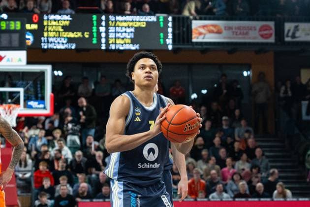 Game action with Jack Kayil 7 Alba Berlin at the free throw line with a throw on matchday 16 of the EasyCredit BBL Jack Kayil 7 Alba Berlin with a throw Copyright: xFeyzullahxGökalp feyzofsportsx