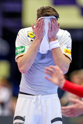 17 01 2026, Handball, Men s EHF EURO 2026, Germany Serbia, Jyske Bank Boxing in Herning, Denmark, Preliminary Round Disappointed faces after Germanys defeat against Serbia Julian Köster Germany 18 clasps his hands in front of his face Denmark