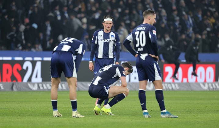 Herha Mannschaft enttäuscht nach Spielende Enttäuschung Sport Fußball Fußball DFL 2 Bundesliga Herren 18 Spieltag Saison 2025 2026 17 01 2026 Hertha BSC Berlin vs FC Schalke 04 S04 DFL regulations prohibit any use of photographs as image sequences and or quasi video