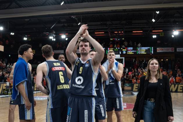 Scene with Jonas Mattisseck 9, Alba Berlin and teammates after the game to win against RASTA Vechta on matchday 16 of the EasyCredit BBL Scene with Jonas Mattisseck 9, Alba Berlin and teammates after the game Copyright: xFeyzullahxGökalp feyzofsportsx