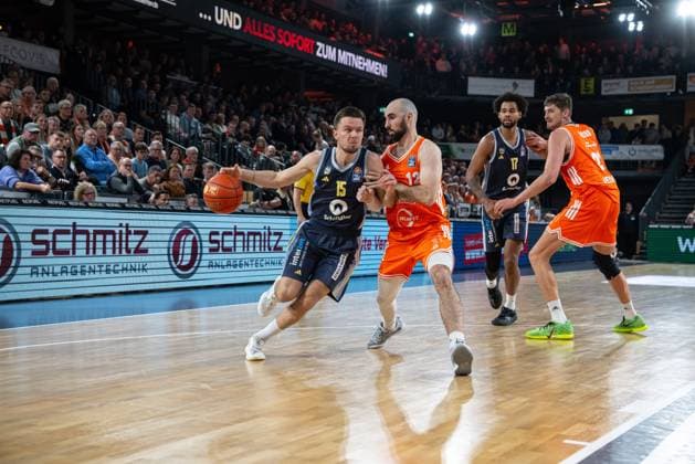 Playing action with Martin Hermannsson 15 Alba Berlin , Tommy Kuhse 12 Rasta Vechta and Norris Agbakoko 17 Alba Berlin Martin Hermannsson 15 Alba Berlin with ball against Tommy Kuhse 12 Rasta Vechta and Norris Agbakoko 17 Alba Berlin Copyright: xFeyzullahxGökalp feyzofsportsx