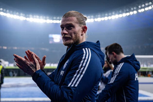 17 01 2026, Football, 2 Bundesliga, Season 2025 2026, Matchday 18, Hertha BSC FC Schalke 04, Goalkeeper Loris Karius FC Schalke 04 thanks the fans for their support xRHR PHOTO YYx Copyright: KROEGER RHR-FOTOx RHR-FOTO YY