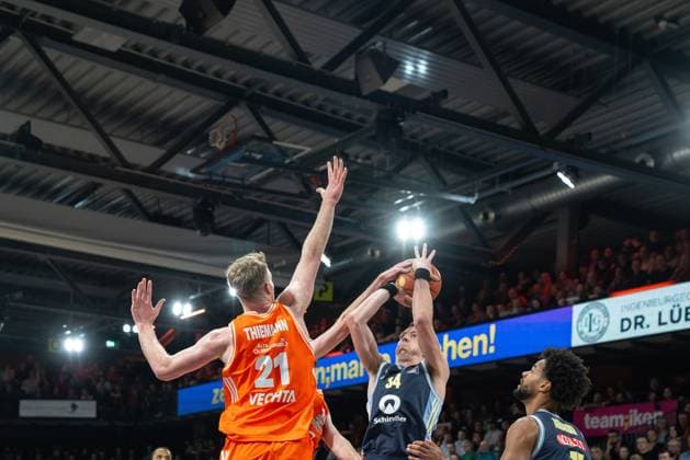 Justin Bean 34 Alba Berlin with throw against Lars Thiemann 21, Rasta Vechta and Philipp Herkenhoff 14, Rasta Vechta The throw is blocked on matchday 16 of the EasyCredit BBL Justin Bean 34 Alba Berlin with throw against Lars Thiemann 21, Rasta Vechta and Philipp Herkenhoff 14, Rasta Vechta Copyright: xFeyzullahxGökalp feyzofsportsx