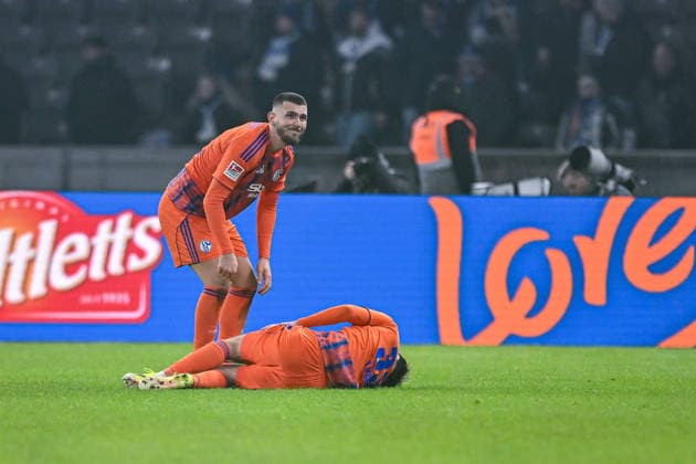 17 01 2026, Football, 2 Bundesliga, Season 2025 2026, Matchday 18, Hertha BSC FC Schalke 04, Hasan Kurucay FC Schalke 04 , Vitalie Becker FC Schalke 04 grabs his knee, xRHR PHOTO YYx Copyright: KROEGER RHR-FOTOx RHR-FOTO YY