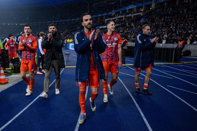 17 01 2026, Soccer, 2 Bundesliga, Season 2025 2026, Matchday 18, Hertha BSC FC Schalke 04, The players go to the fans after the match, Ron Schallenberg FC Schalke 04 , Coach Miron Muslic FC Schalke 04 , Kenan Karaman FC Schalke 04 , Nikola Katic FC Schalke 04 , Timo Becker FC Schalke 04 xRHR PHOTO YYx Copyright: KROEGER RHR-FOTOx RHR-FOTO YY